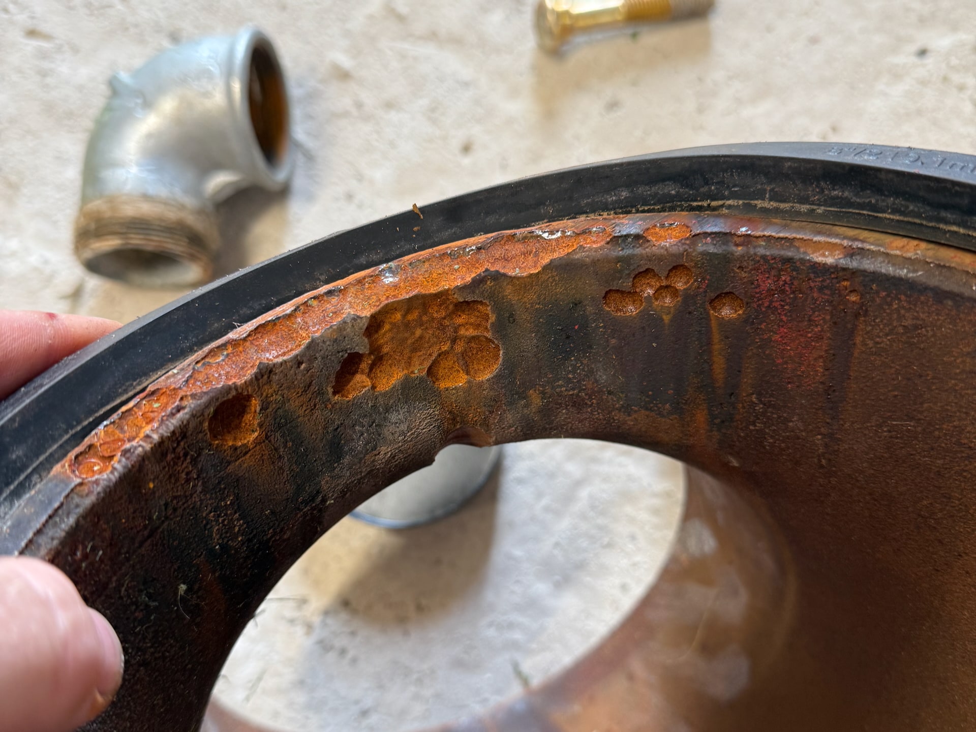 Mikrobiell induzierte Korrosion im Sprinklertank